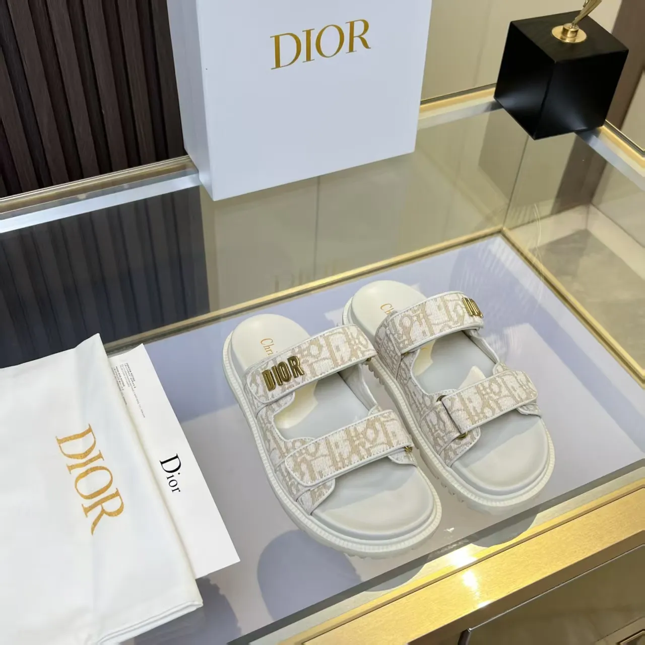 👟👟Ex-factory price 480👟👟 Dior classic popular sandals Step into the fashion territory of Dior slippers and encounter the ultimate fusion of elegance and comfort. The upper is engraved with the Christian Dior Paris logo using exquisite embroidery technology. The delicate stitching tells the brand's profound heritage and is fully recognizable.   Made of high-quality materials, it feels soft and fits your feet, as if it is a gentle care tailor-made for your feet. The sole is carefully designed and engraved with Christian Dior's lucky star symbol. It is not only a beautiful embellishment, but also provides reliable grip, making every step steady and secure.   It has a simple design and is easy to put on and take off. Whether it is a lazy weekend or a pleasant vacation, it can be easily adapted. Whether paired with casual shorts, casual jeans, or an elegant dress, Dior slippers can instantly enhance the overall style and show a casual fashion attitude.   Dior slippers, in the name of fashion, inject luxurious charm into your life and accompany you with every step you take with confidence and elegance. Material: Fine genuine cowhide upper, outsole, TPR, non-slip and wear-resistant, code number: 35-41 (42 customized)